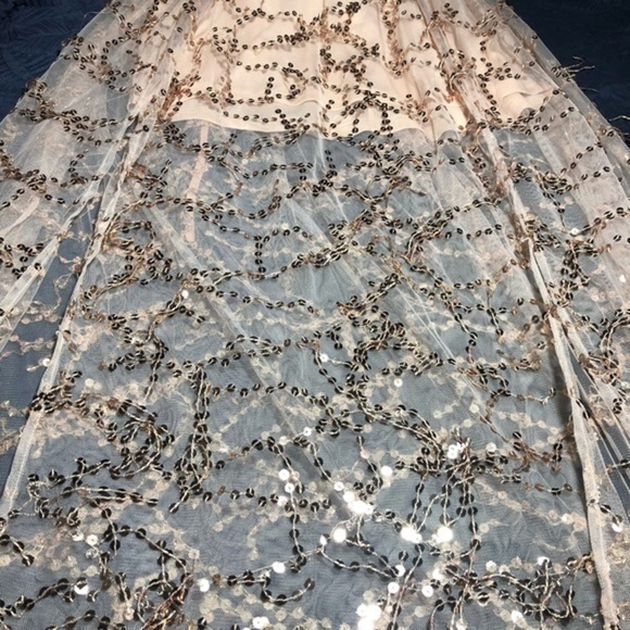 🎊Spaghetti Strap Champagne Sequin Maxi Dress🎊 - Picture 5 of 13